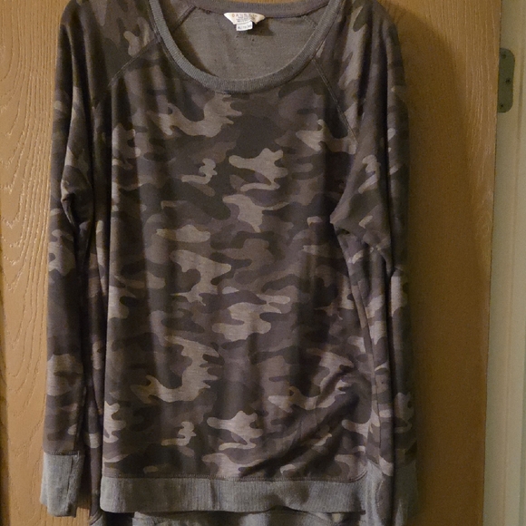 Danskin Camo & Gray Long Sleeve Top...size Xl - Picture 1 of 7
